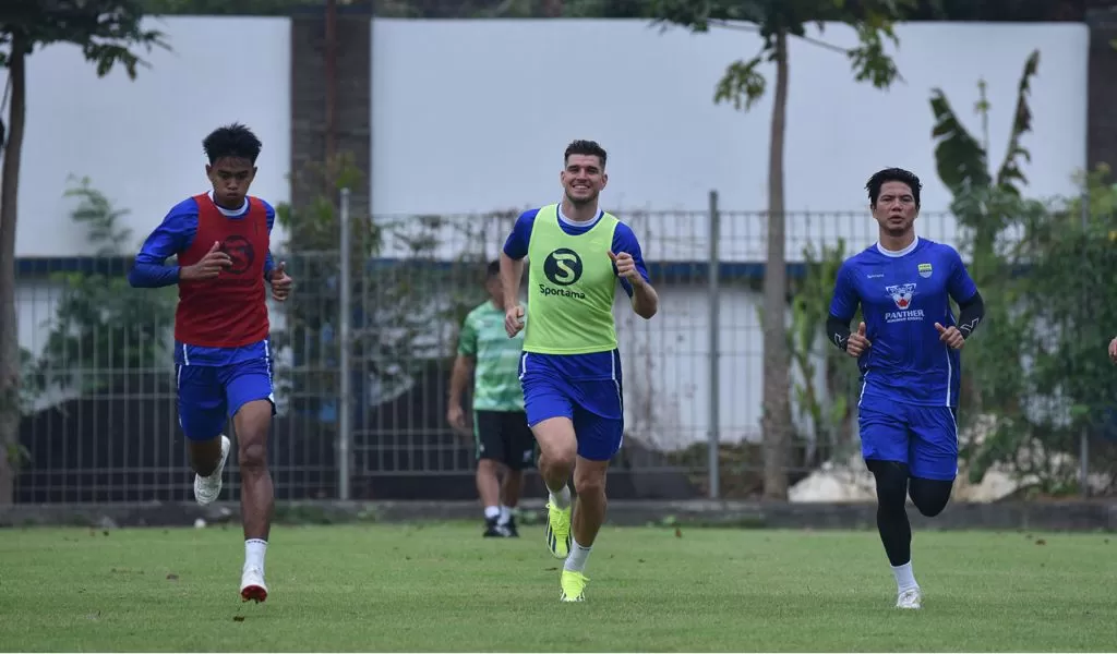 Nick Kuipers bersiap menghadapi kompetisi Liga 1 musim 2024-2025 dengan berlatih di Stadion PERSIB.  (PERSIB.co.id/Barly Isham)